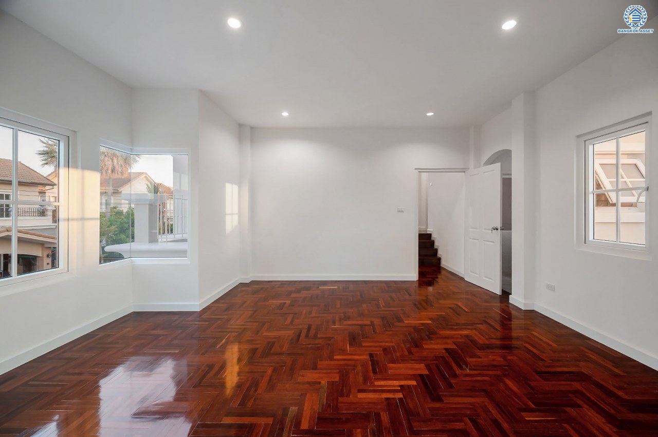 บ้านมือสองตกแต่งใหม่ โครงการ นราวดี  วงแหวน-พระราม5 เนื้อที่กว้าง 58.5 ตร.ว. พื้นที่ใช้สอย 157.3 ตร.ม. ฟังก์ชัน 4  ห้องนอน (ห้องนอนชั้นล่าง 1 ห้อง) 4 ห้องน้ำ 2 ที่จอดรถ บนทำเลติดถนนนครอินทร์ เดินทางง่าย เชื่อมต่อถนนกาญจนาภิเษก, ถนนนครอินทร์, ถนนราชพฤกษ์, ถนนพระราม5 ใกล้จุดขึ้นทางด่วน "ศรีรัช"